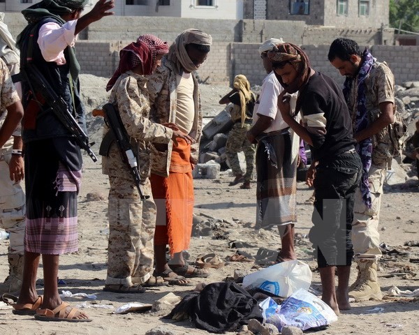 IS claims responsibility for suicide bombing in Yemen - ảnh 1